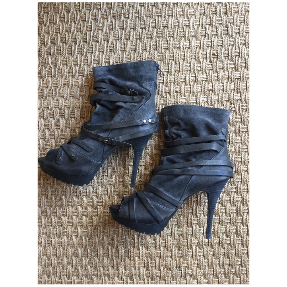 Gunmetal Peep-toe heeled boots👠